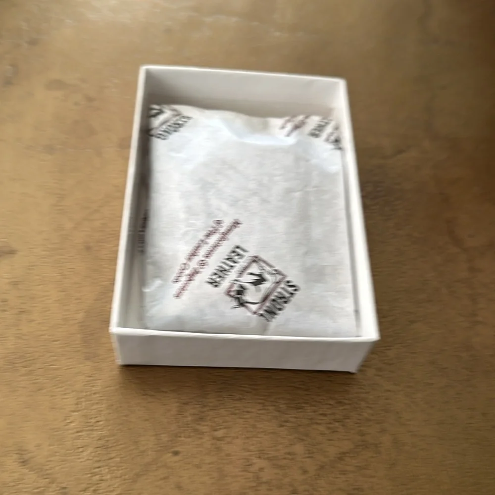 NEW men’s Strong Leather $ clip for cards and $$ has a golf club logo & in box.